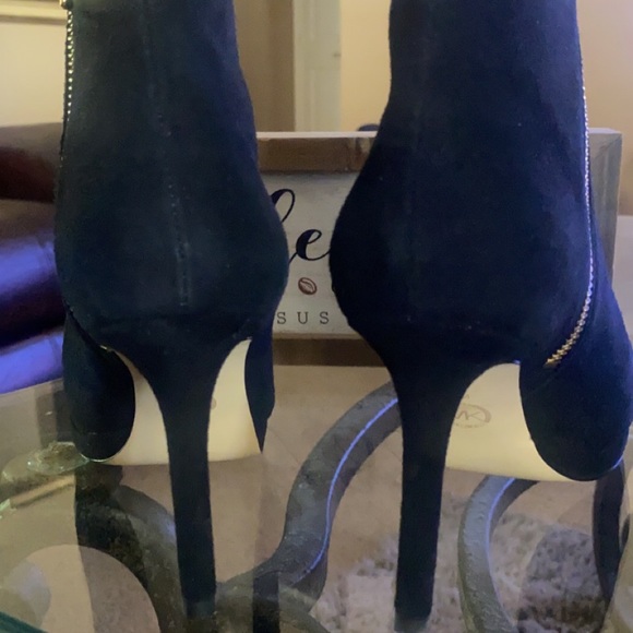 Michael Kors Ankle Boot. Size 8 - Picture 3 of 6